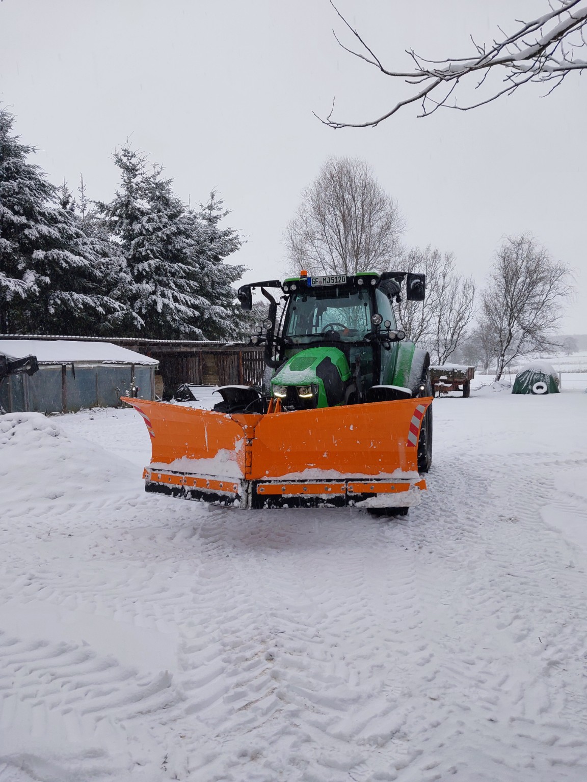 Traktor im Winterdienst